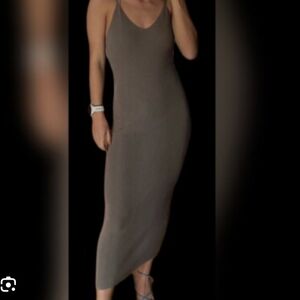 Chic Sleeveless Midi Dress in Tan